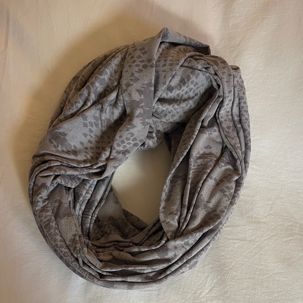 $2! 5 for $10 🔥H&M Grey Print Infinity Loop Scarf
